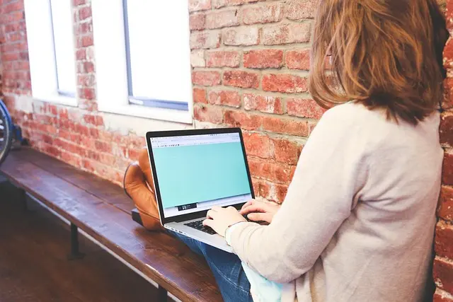 Come l'Intelligenza Artificiale Sta Rivoluzionando l'Educazione