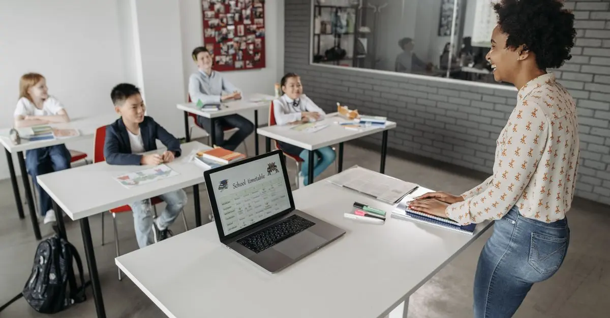 Come l'Intelligenza Artificiale Sta Trasformando il Settore Educativo